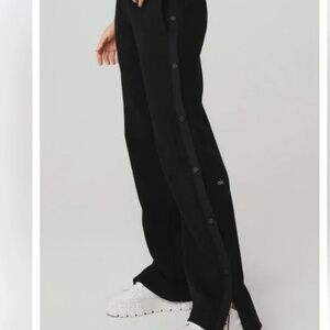 NWOT ALO YOGA COURTSIDE BLACK SNAP PANT SIZE S